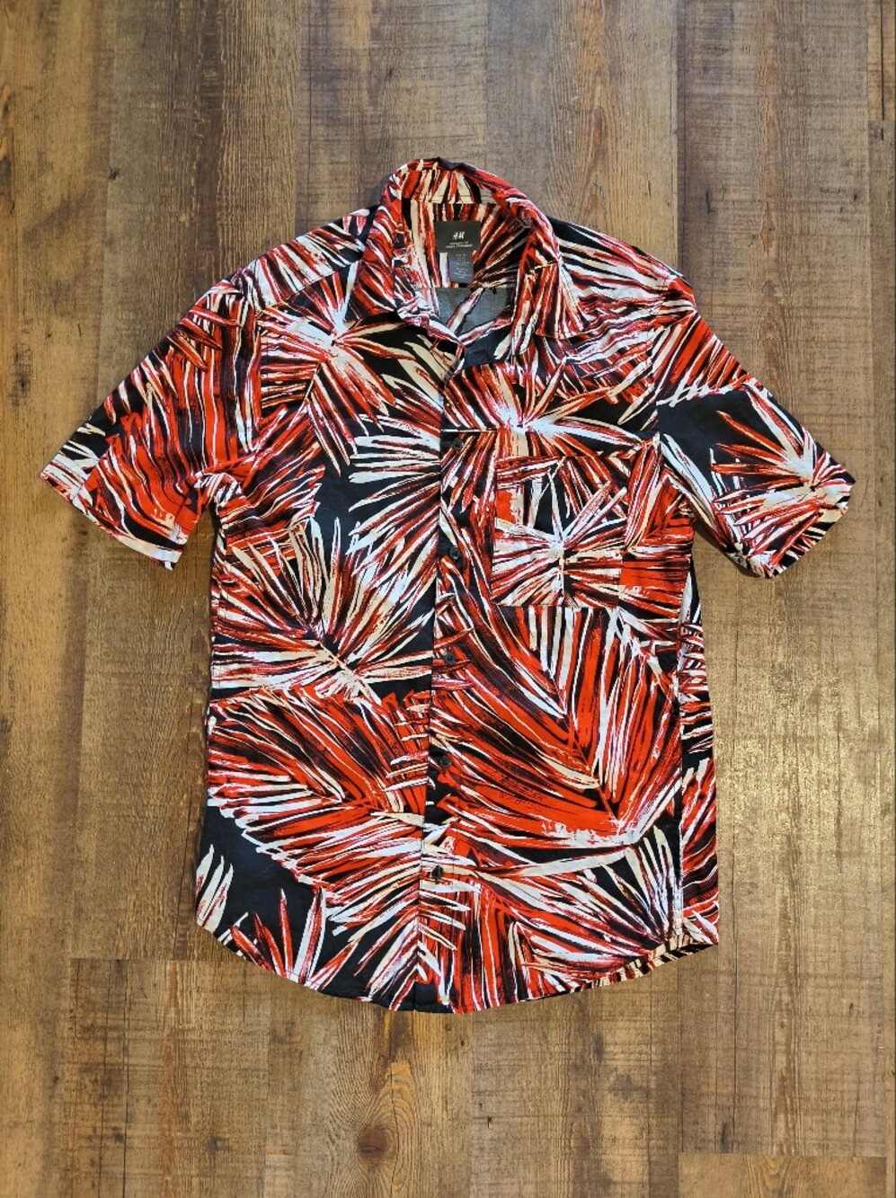 H&M Red White Black Tropical Palm Button-Up Short Sleeved Collared Shirt Size XS